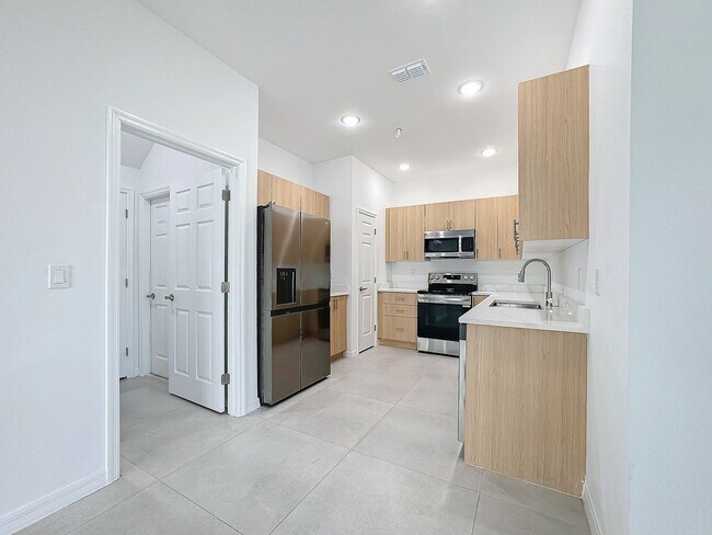 Building Photo - Townhouse For Lease in Saint Cloud