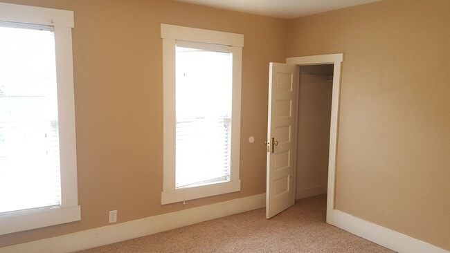 Building Photo - Great home, lots of space, fully updated, ...