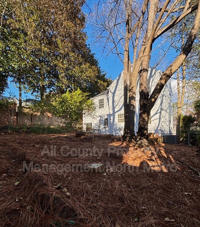 Building Photo - 2416 Dellwood Dr NW