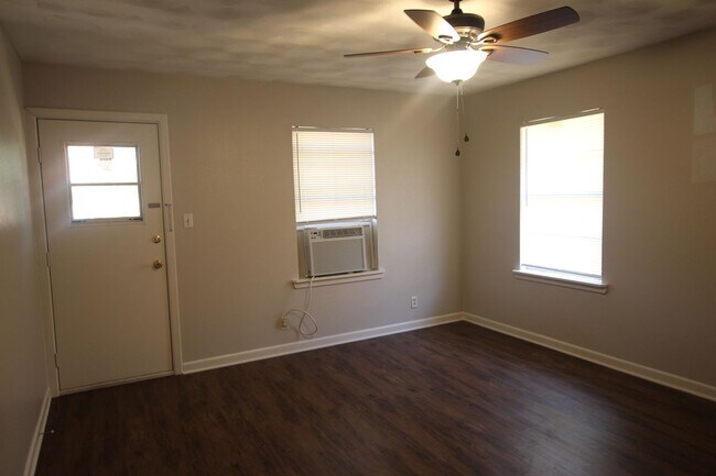 Building Photo - 1424 E Houston St