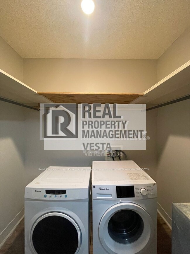 Building Photo - 110 W Ridge Cir