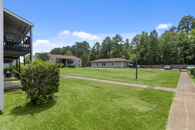Community Exterior - Creekside Apartments