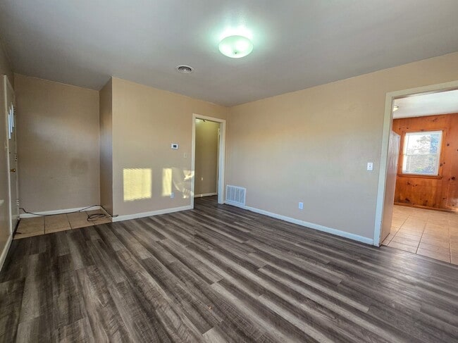 Building Photo - 2 Bedroom 1 Bath Home in Shawnee