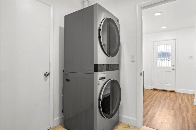 Building Photo - Prime ASU Location 5BR Home with Pool & Garage