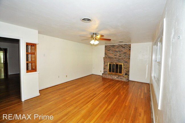 Building Photo - 3 br, 1.5 bath House - 4010 Queenswood Drive