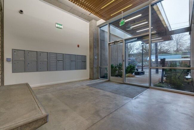 Building Photo - Light & bright 1-bdrm/1-bath condo in desi...