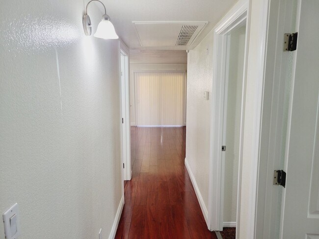 Building Photo - *Great 3 Bedroom Condo in Lakes Area*