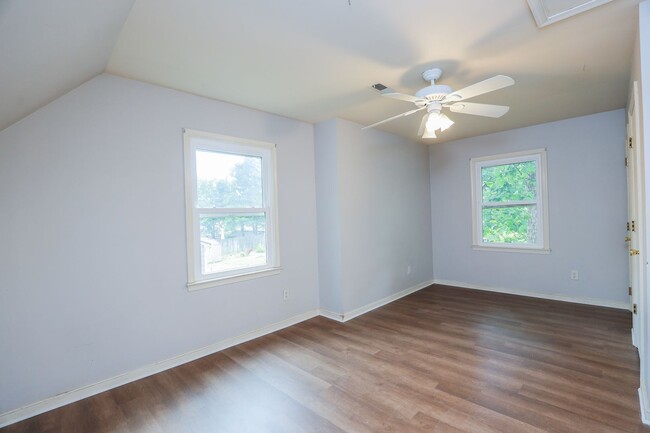 Building Photo - -- Available Now!  Spacious 4 Bed 2 Bath C...