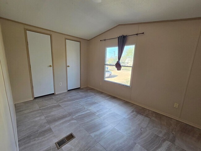 Building Photo - 106 Clark St