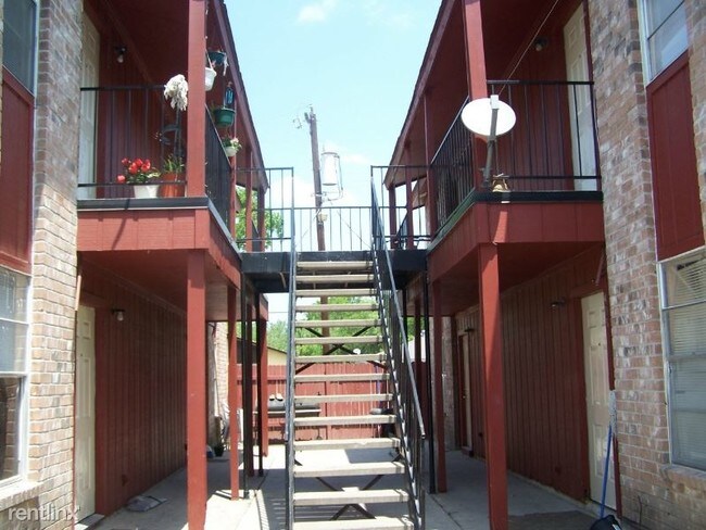 Building Photo - 2 br, 1 bath Apartment - 1400 Clamp Ave