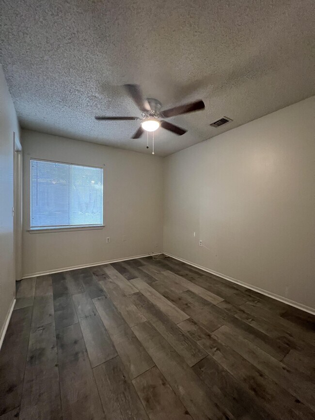 Building Photo - 9123 Alpine Trail St