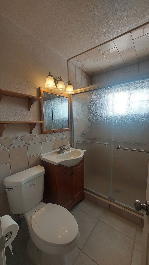 Building Photo - 4 bedroom 2 bathroom home ready now!!!!