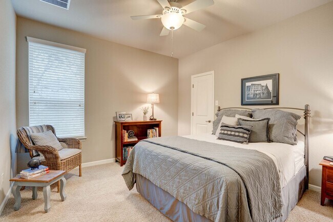 Building Photo - Beautiful 4 Bedroom, 3.5 Bathroom Home with Garage & Private Backyard