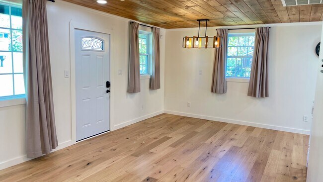 Building Photo - 820 Goldfinch Ave