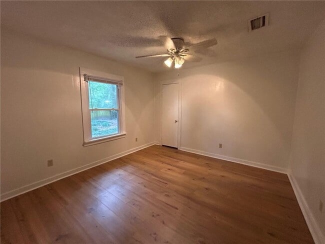 Building Photo - 909 Pansy Ct