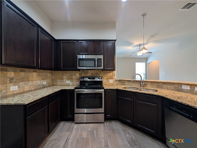 Building Photo - 549 Creekside Frst