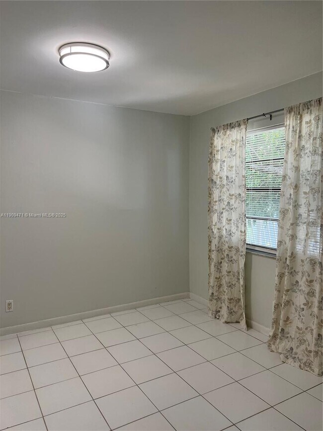 Building Photo - 500 NE 2nd St