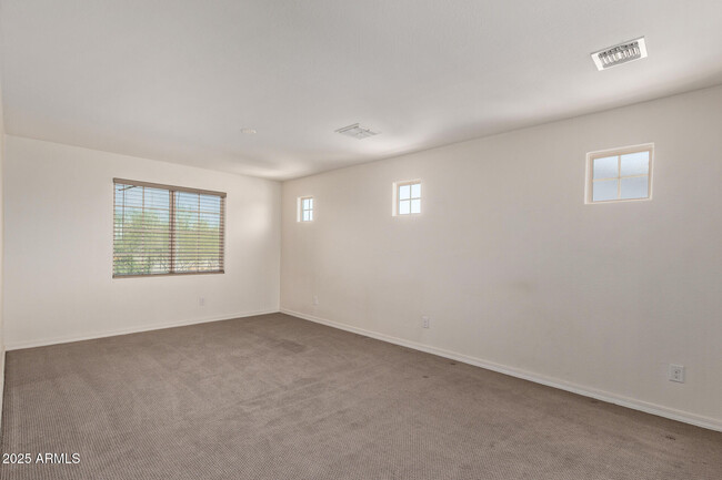 Building Photo - 905 S Canal Dr