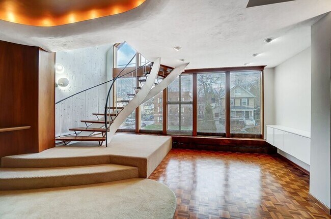 Building Photo - 2881 Observatory Ave