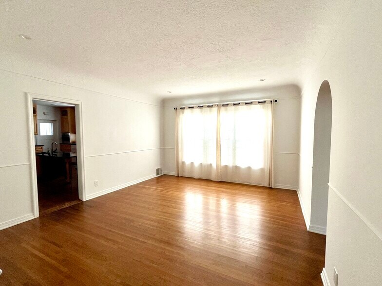 Building Photo - 107 N Mansfield Ave