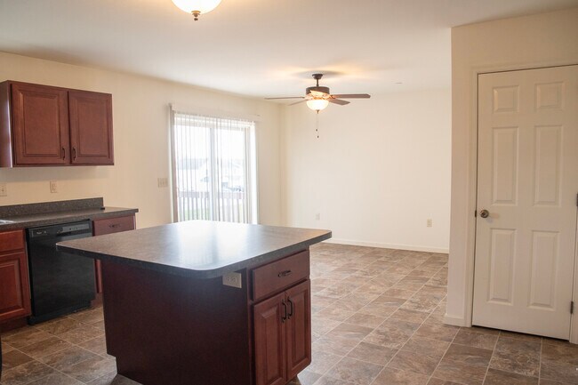 Building Photo - 320 Meadow View Dr