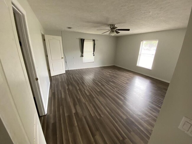 Building Photo - 1999 N Cloverdale Terrace