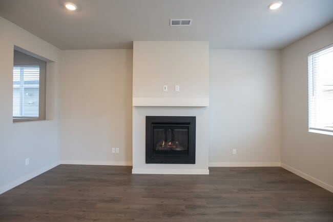 Building Photo - Spacious Like New 4 Bedroom Home!