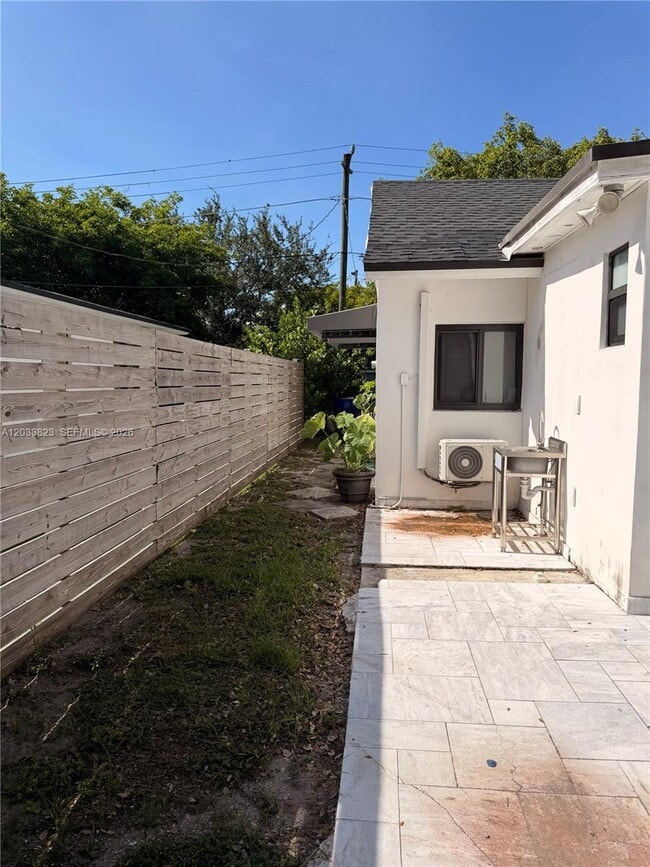Building Photo - 360 NW 40th St