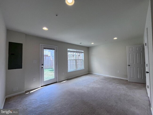 Building Photo - 6082 Forum Sq