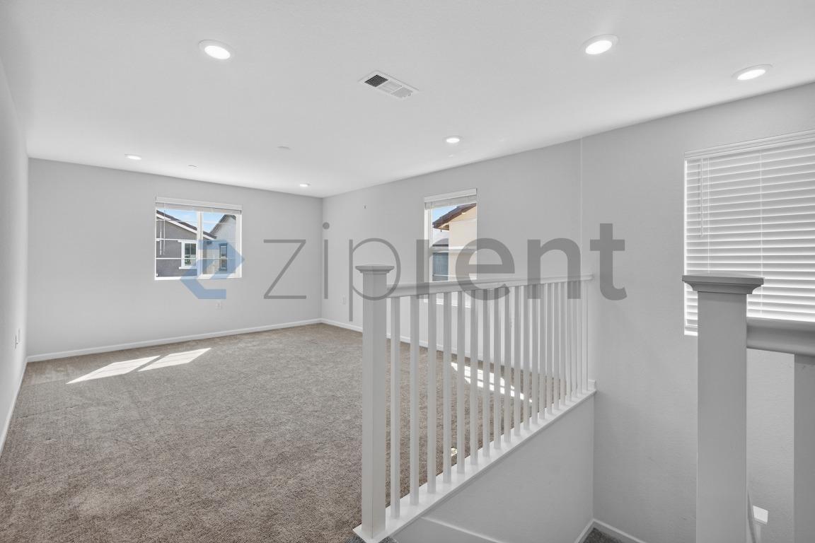 Building Photo - Unit