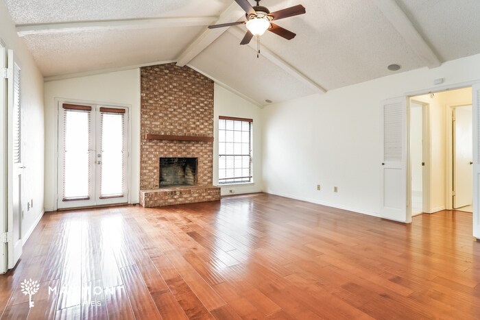 Building Photo - 2211 Benbrook Dr