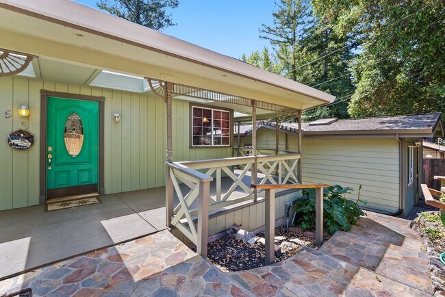 Building Photo - 475 Riverview Dr