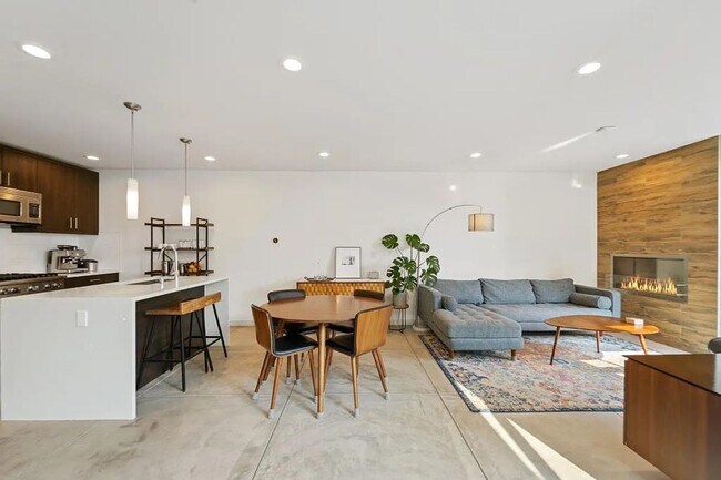 Building Photo - Beatiful 2 bed/ 2 bath townhome in Madison...