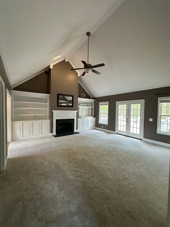 Building Photo - Move-In ready 3-bedroom 2-bathroom house on the Eastside