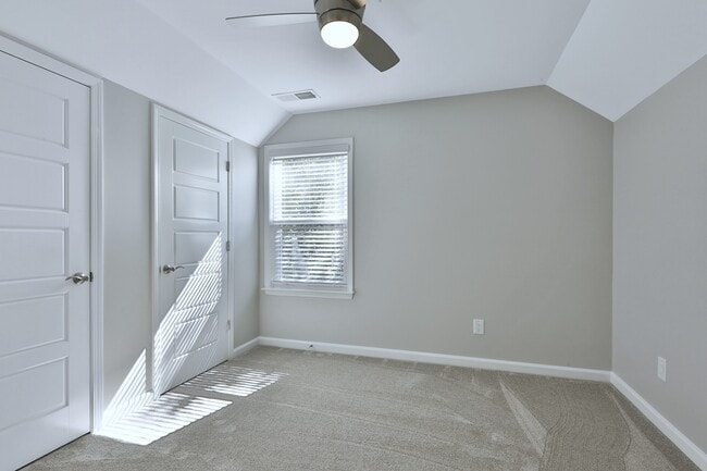 Guest Bedroom Up - 300 Vendella Cir