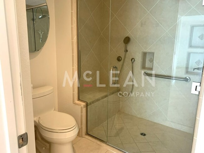 Building Photo - Beautiful Two Bedroom Condo in a Stunning ...