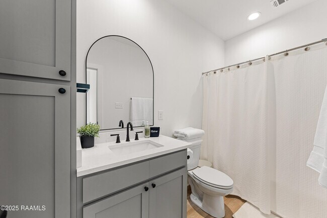 Building Photo - 206 Steiner Oaks