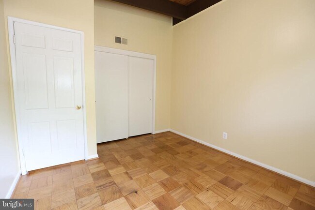 Building Photo - 4325 Americana Dr