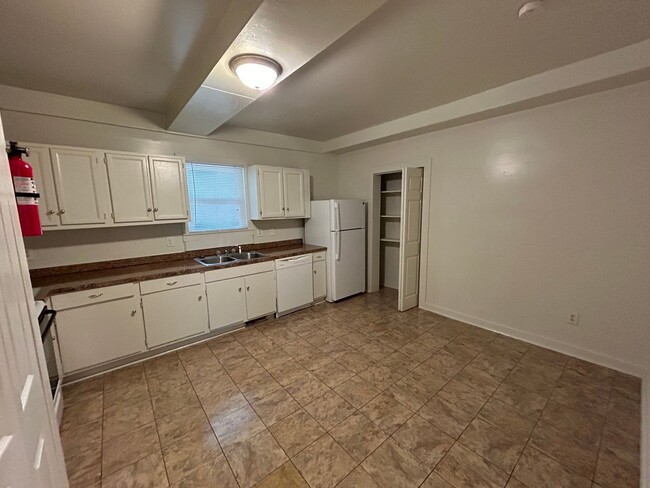 Building Photo - Spacious 2 Bed 2 Bath House with Storage /...