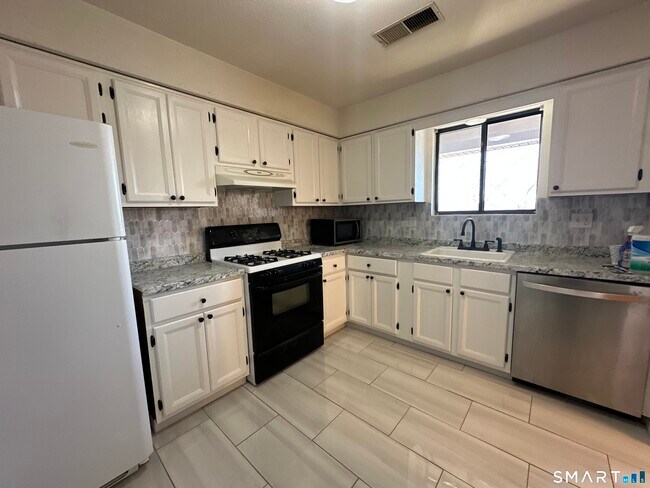 Building Photo - 140 Thompson St