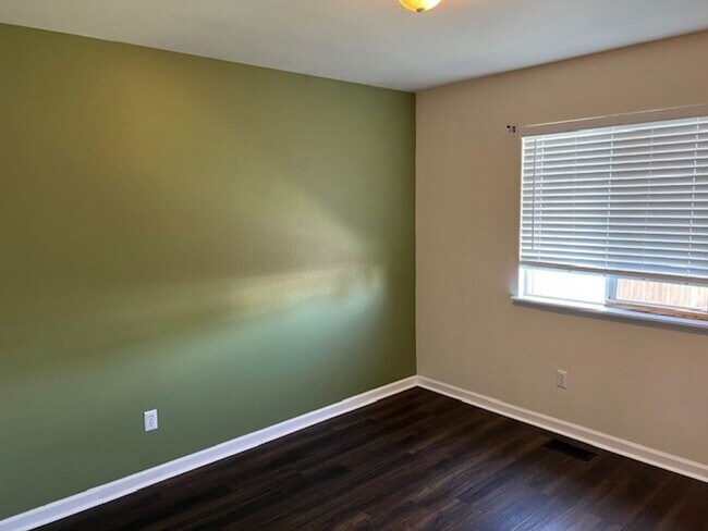 Building Photo - Beautiful 5 bedroom home available NOW