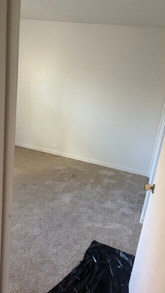 Building Photo - 929 W North Ave