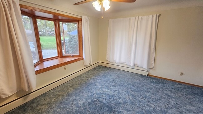 Building Photo - Charming 3-Bedroom Home on Spacious Land Just South of Ankeny - RENT SPECIAL