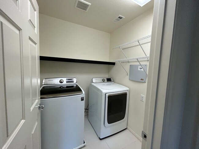 Building Photo - Great curb appeal