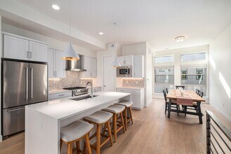 Building Photo - Spacious 3-Bedroom Townhome in the Heart o...