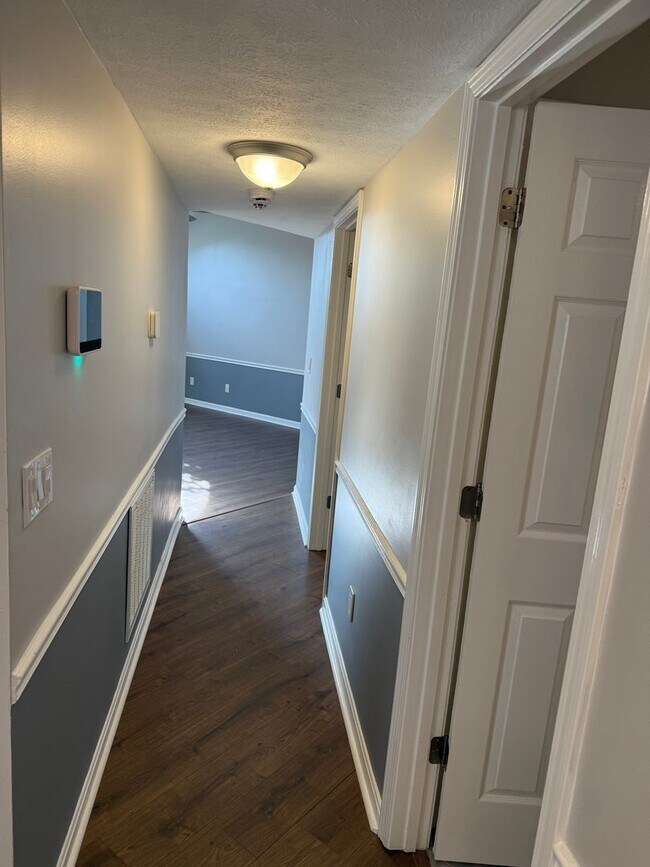 Building Photo - 10412 Pinoak View Dr