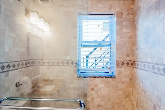 Building Photo - 108 Maverick St