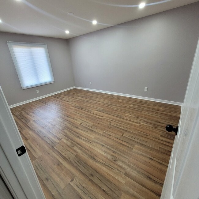 Building Photo - 803 Garden Cir