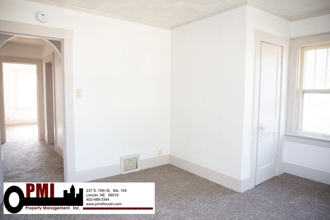 Building Photo - 4 Bedroom, 1.5 bathroom House For Rent; Av...