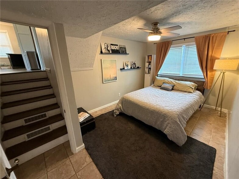 Building Photo - 1110 Mountain View Dr